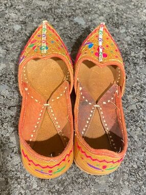 Vintage size 6 women’s Embroidered Orange Women's Jutti Flats with Bead Accents